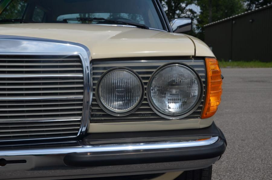 Детали экстерьера Mercedes-Benz 240 D (Bm.123.123) 1983 года  (EU) (фото 18 из 80)